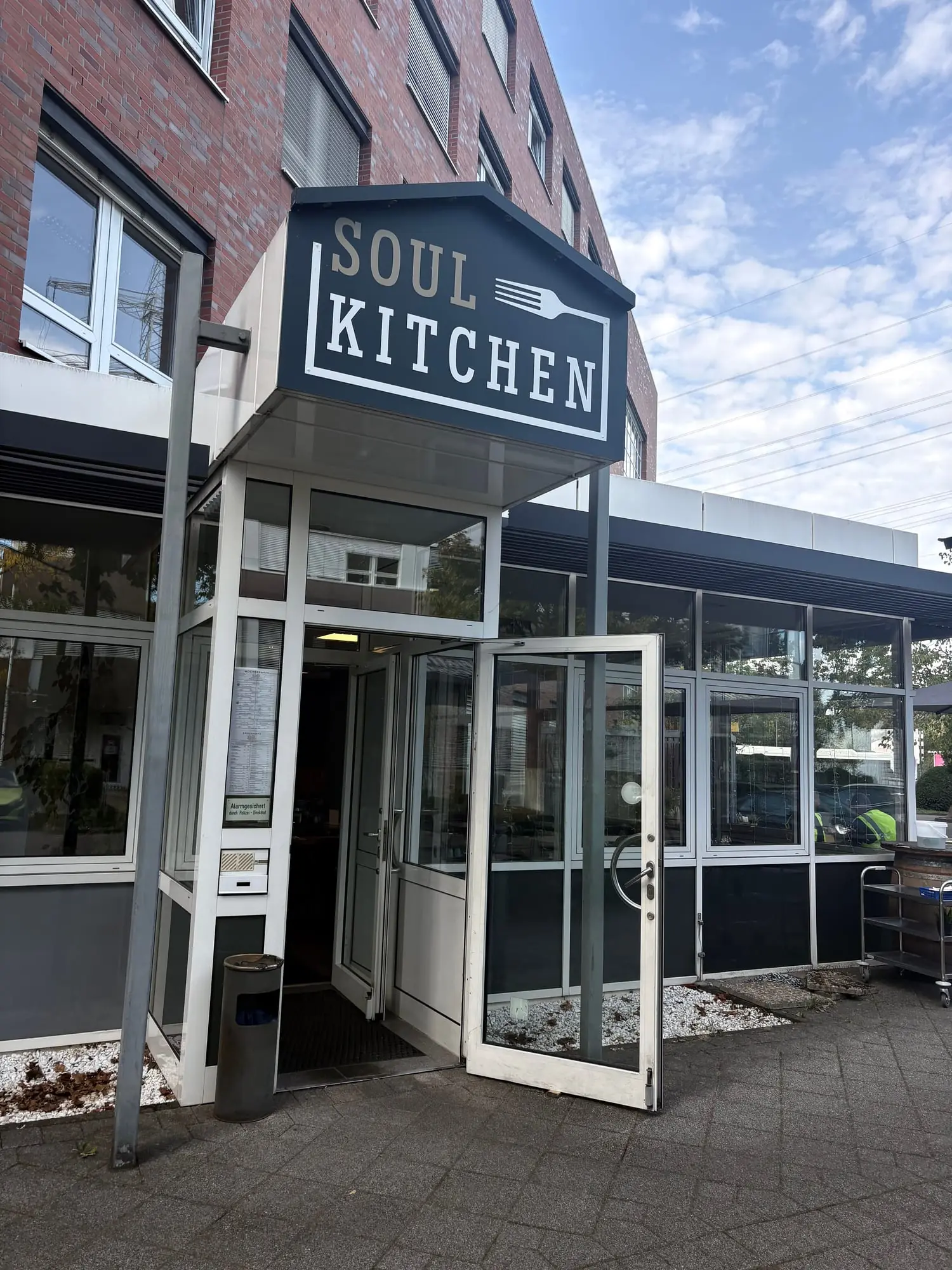 Eingang des Soul Kitchen mit dem Schild über der Tür, die Glastür steht offen